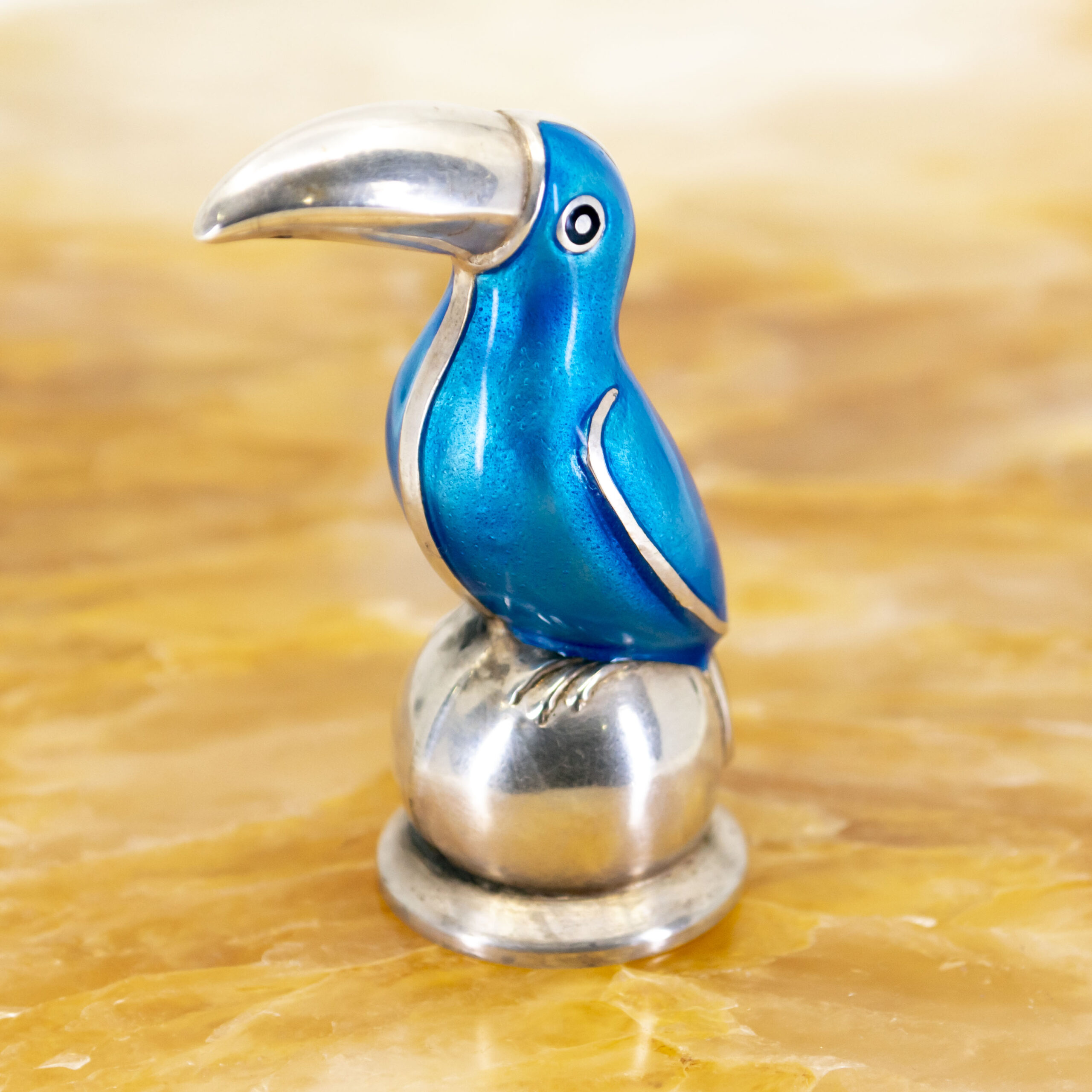 kevinsgiftshoppe Ceramic Robin Bird Magnetic Salt & Pepper Shakers, Home  Décor, Gift for Her, Gift for Mom, Kitchen Décor, Birdwatcher Gift